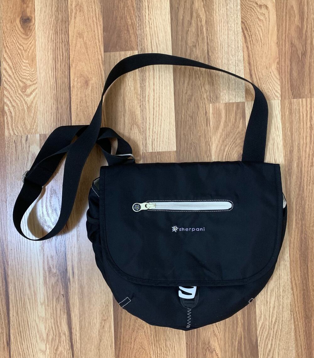 Sherpani Cross Body Handbag Purse Travel Eco Friendly Lightweight Black Magnets